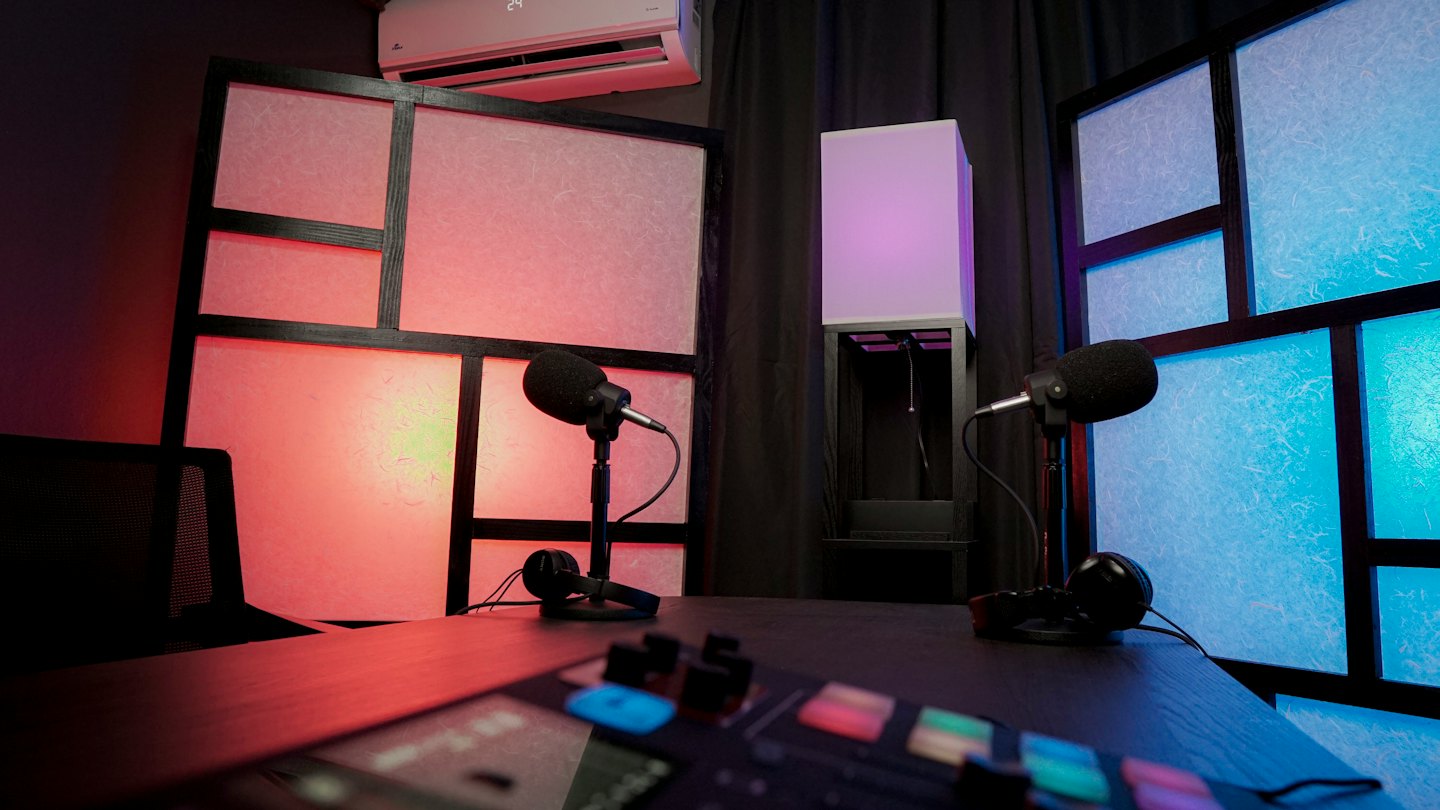 Un estudio de podcast con micrófonos, auriculares y mesa de mezclas.